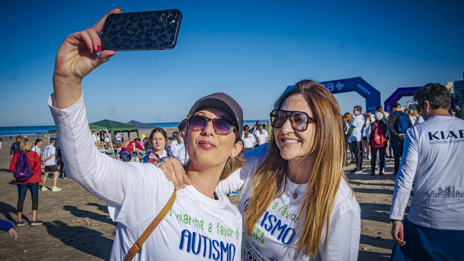 Búscate entre las imágenes de la  ‘I Marcha a favor del autismo’ en Cádiz