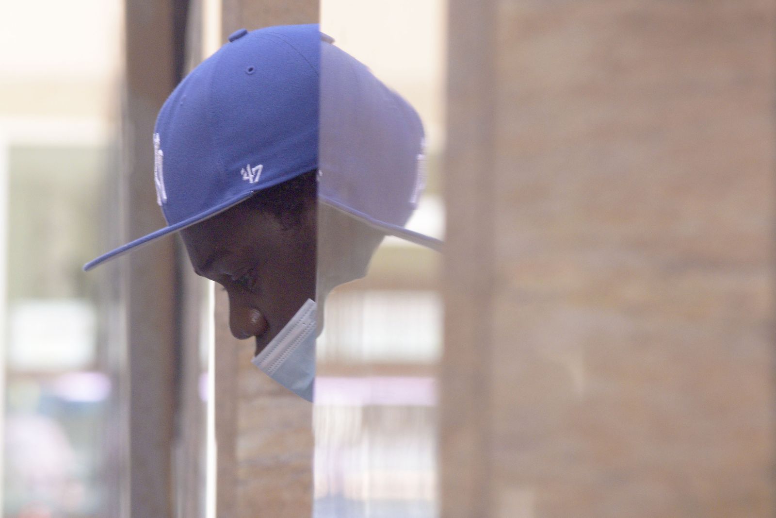 Fotos de gente con mascarillas en La Linea