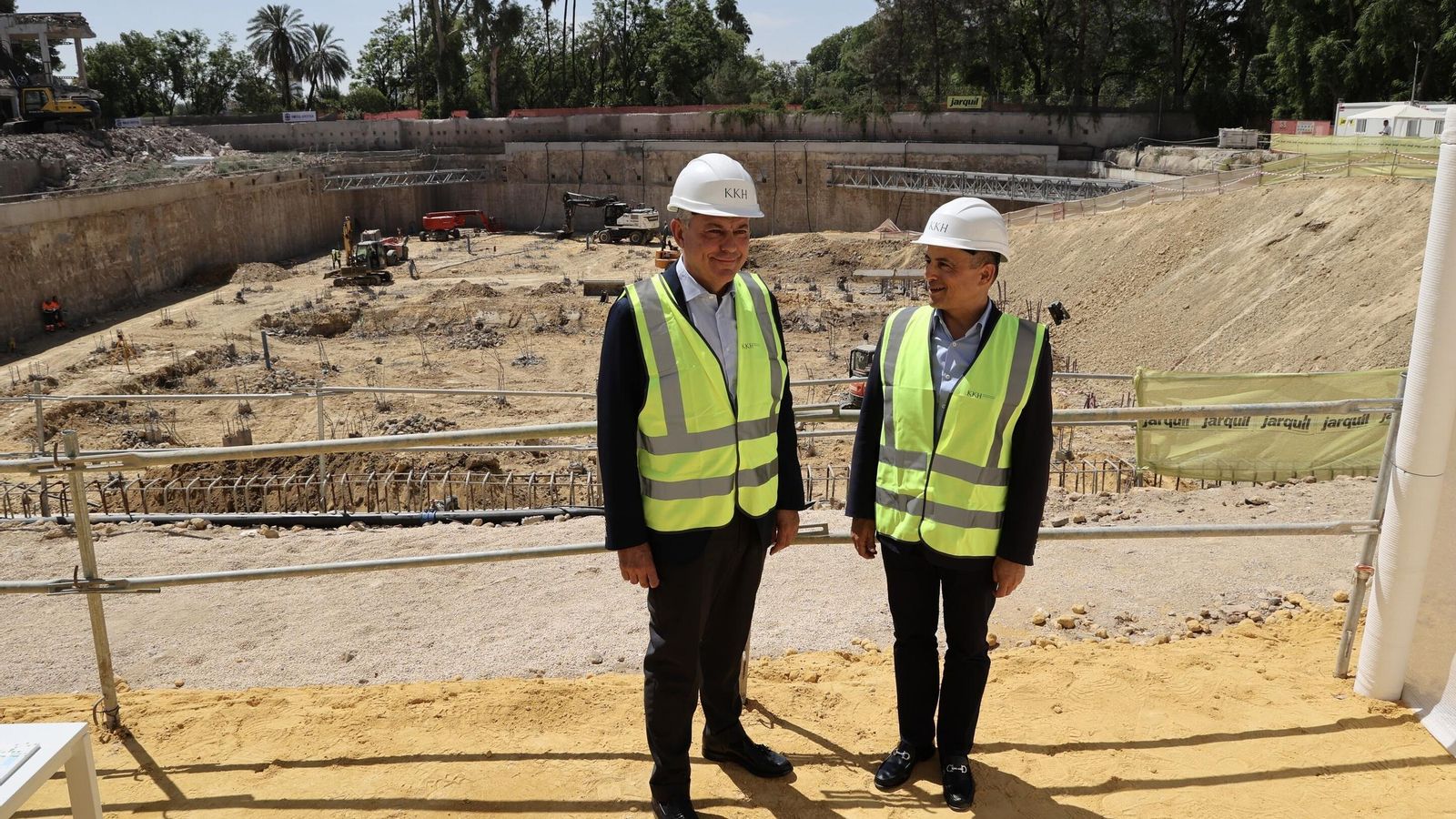 José Luis Sanz y José María Ferrer delante de las obras en Altadis.