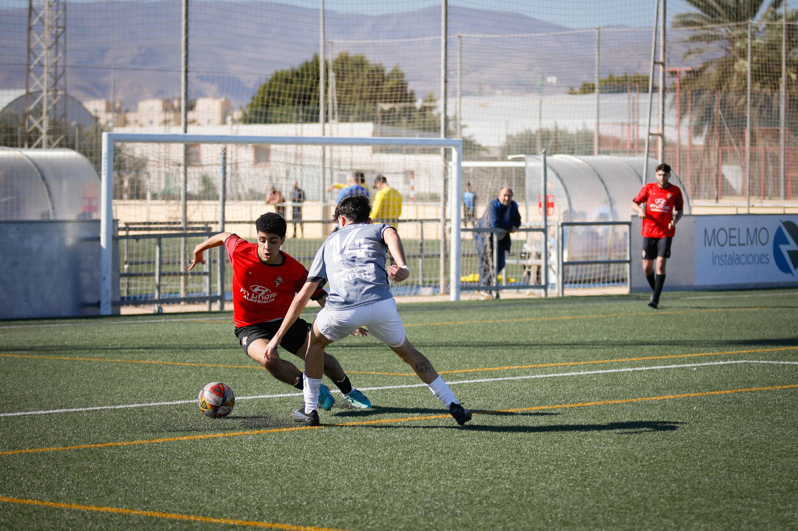 Un jugador del conjunto almeriense intenta irse de un rival en un partido en casa de este curso.