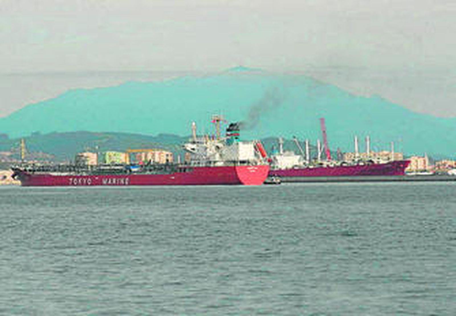 Barcos fondeados en la Bahía de Algeciras.