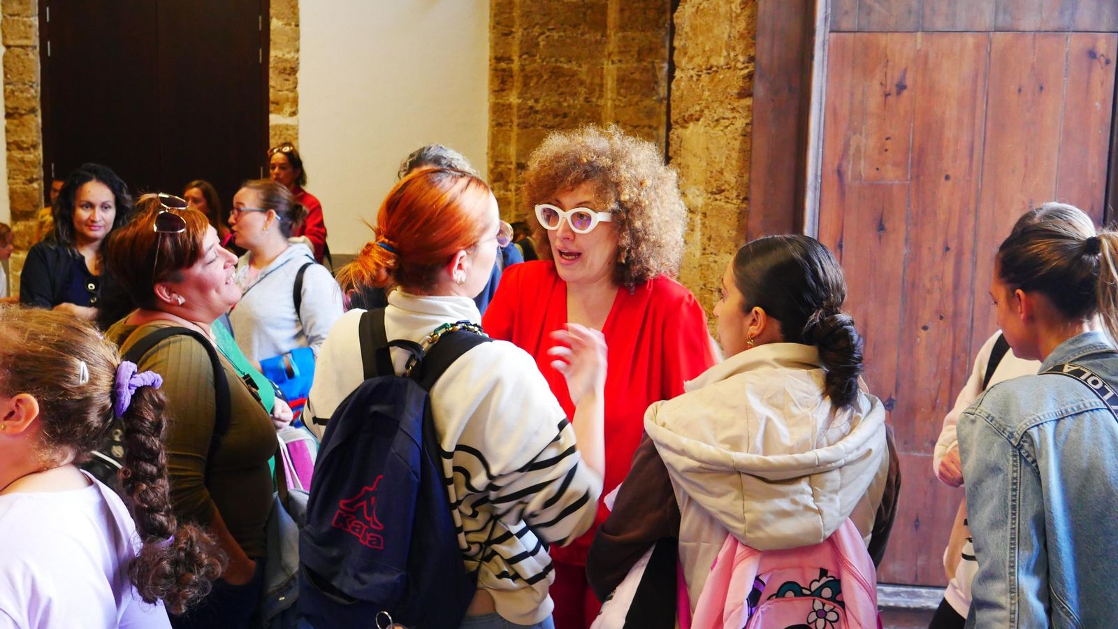 La concejala de Educación, Pepa Pacheco, atendiendo a las familias del CEIP san Ignacio.