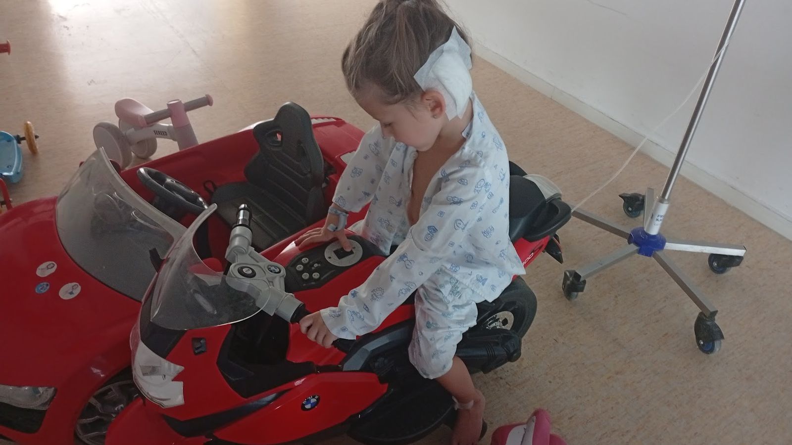 La menor, en el hospital durante la realización de pruebas.