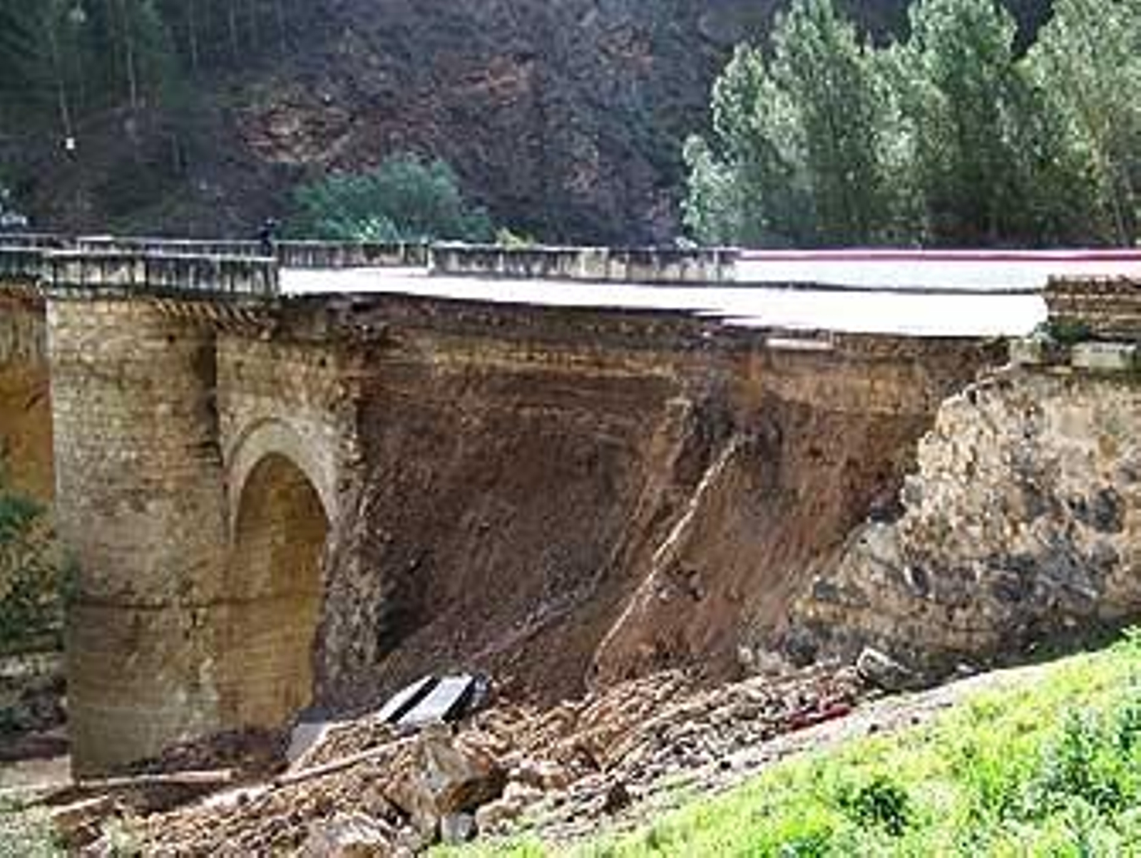 Cortada al tráfico la antigua N-331 en Benamejí por el derrumbe parcial de un puente renacentista