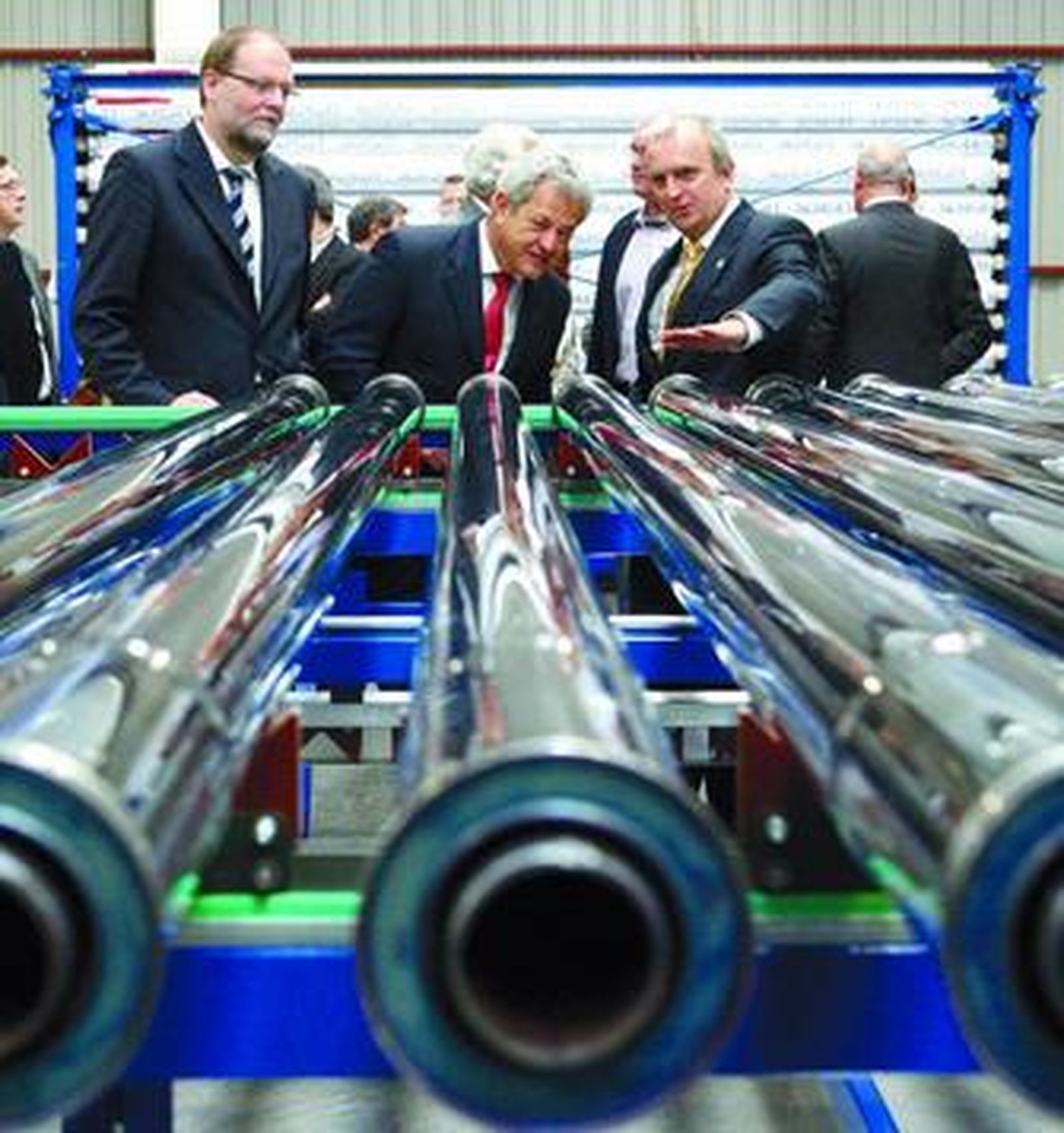 La visita, ayer, a las nuevas instalaciones de Schott en Aznalcóllar.