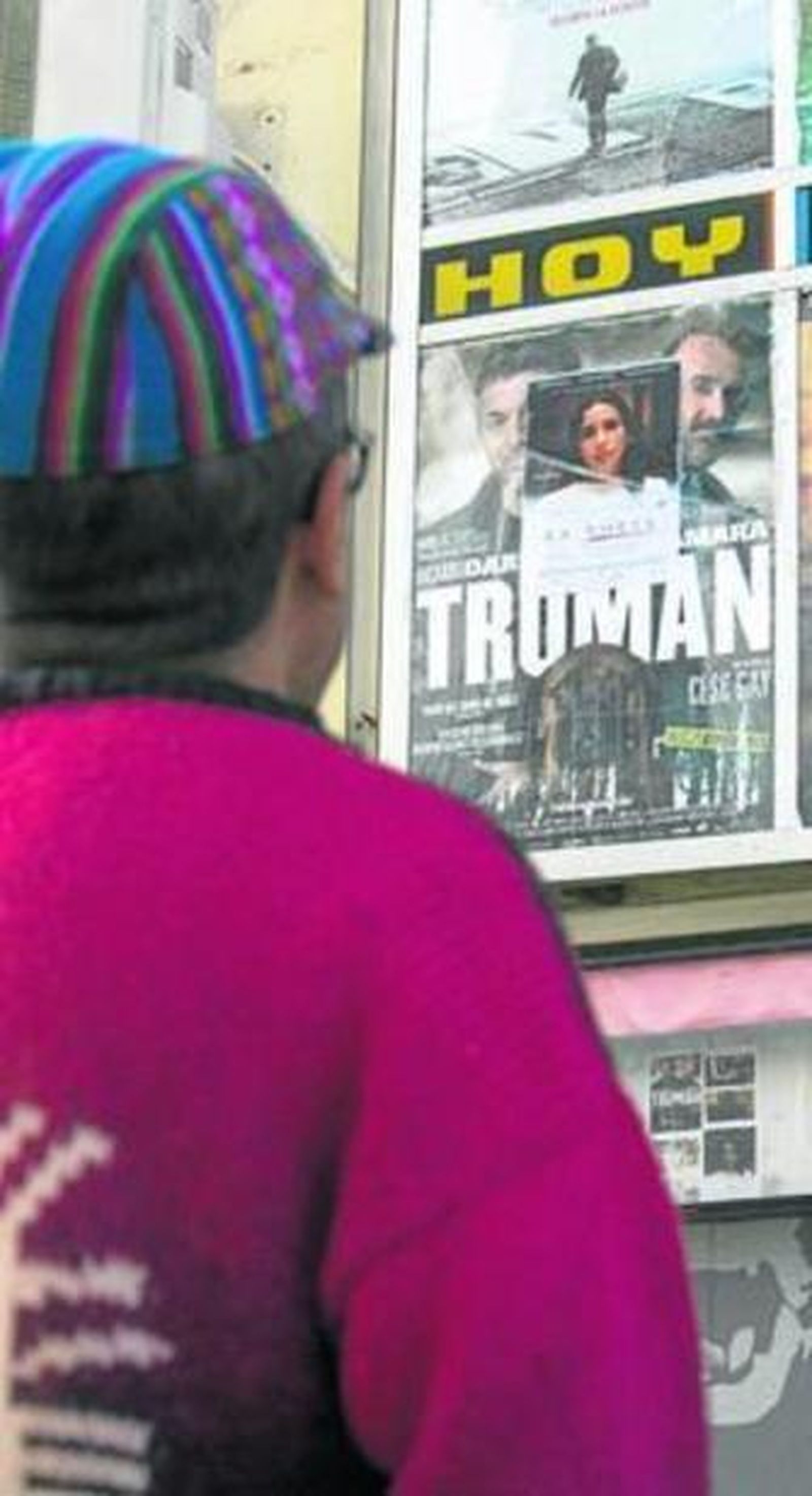 Una persona ve el cartel que comparten 'Truman' y 'La novia'.