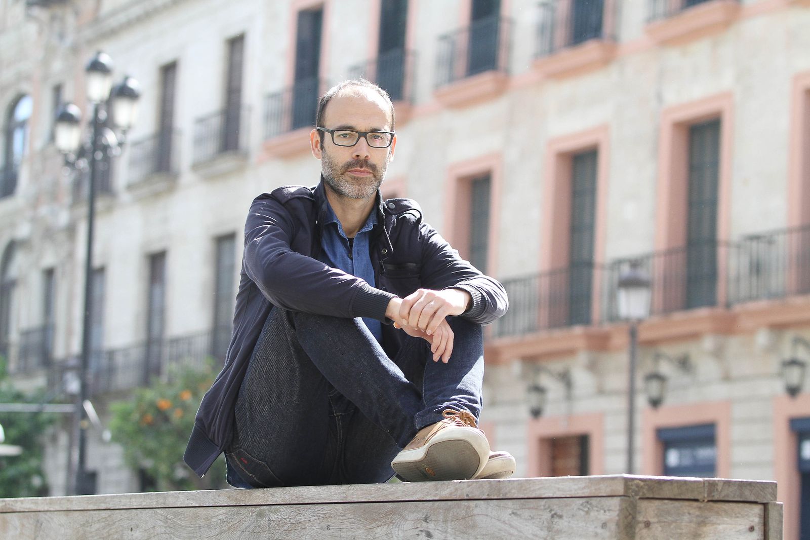 El escritor barcelonés Gabi Martínez durante una estancia en Sevilla previa a su viaje a la Feria del Libro de Cádiz.