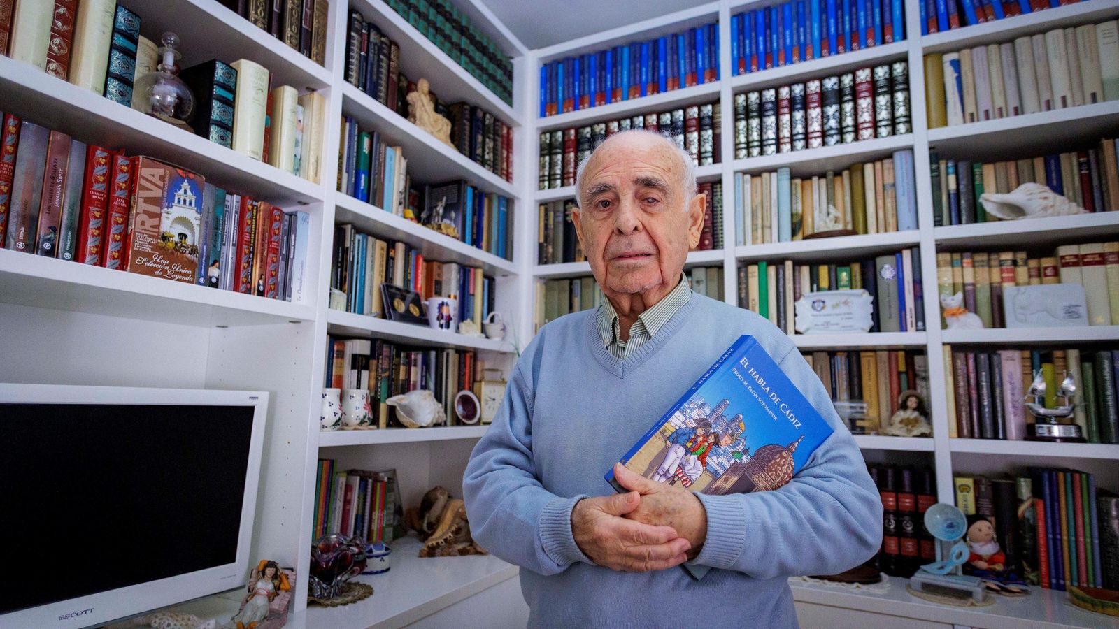 Pedro Payán con un ejemplar de la nueva edición de 'El habla de Cádiz'. Pedro Payán con un ejemplar de la nueva edición de 'El habla de Cádiz'.