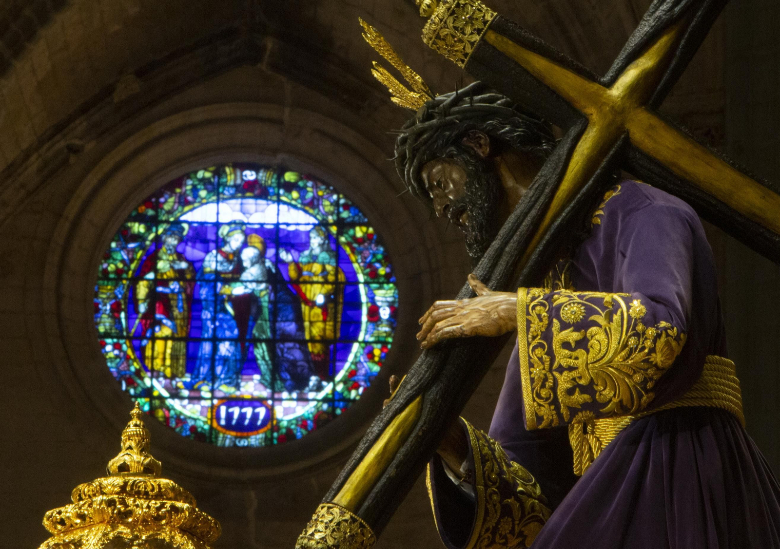 El Señor con túnica bordada, en su paso en el interior de la Catedral.