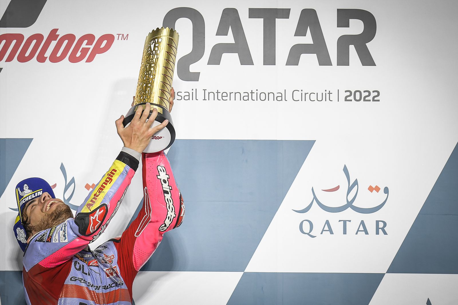 Bastianini levanta su trofeo tras adjudicarse el GP de Qatar.