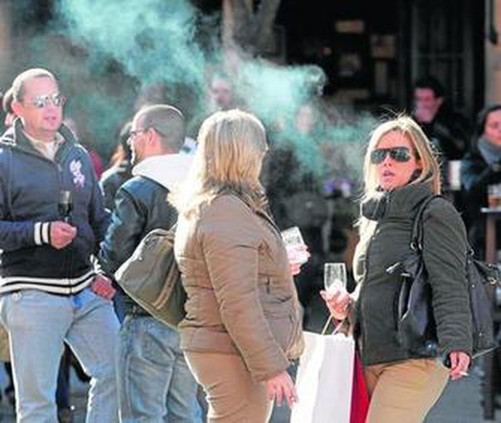 Los clientes de los soportales del Salvador podrán seguir fumando al aire libre.