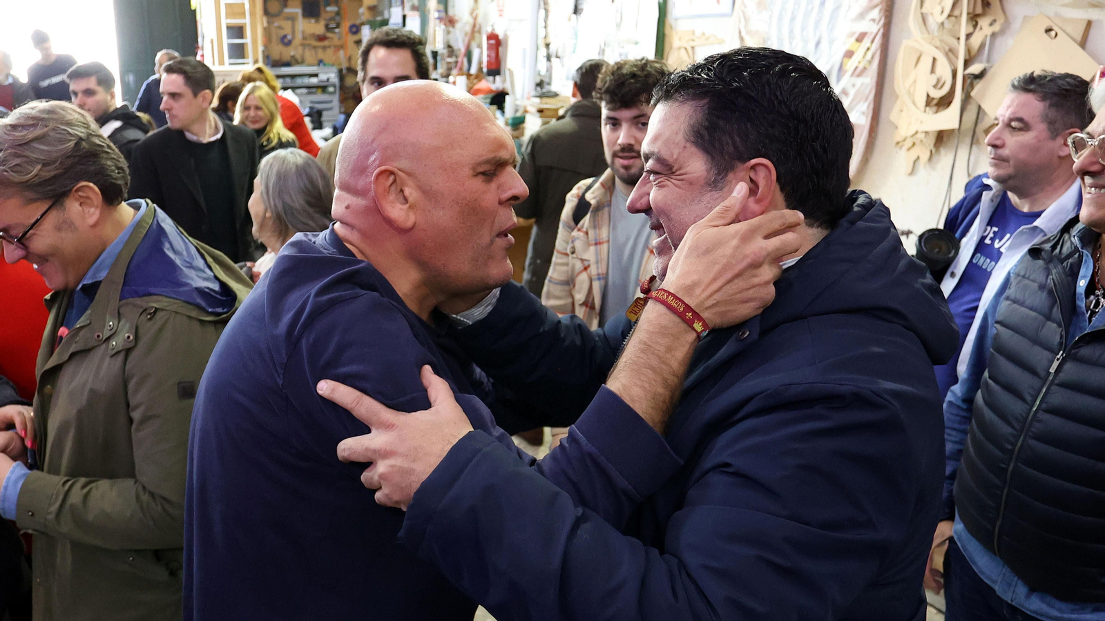 Los Reyes Magos visitan sus carrozas en el taller de Fiestas de Jerez