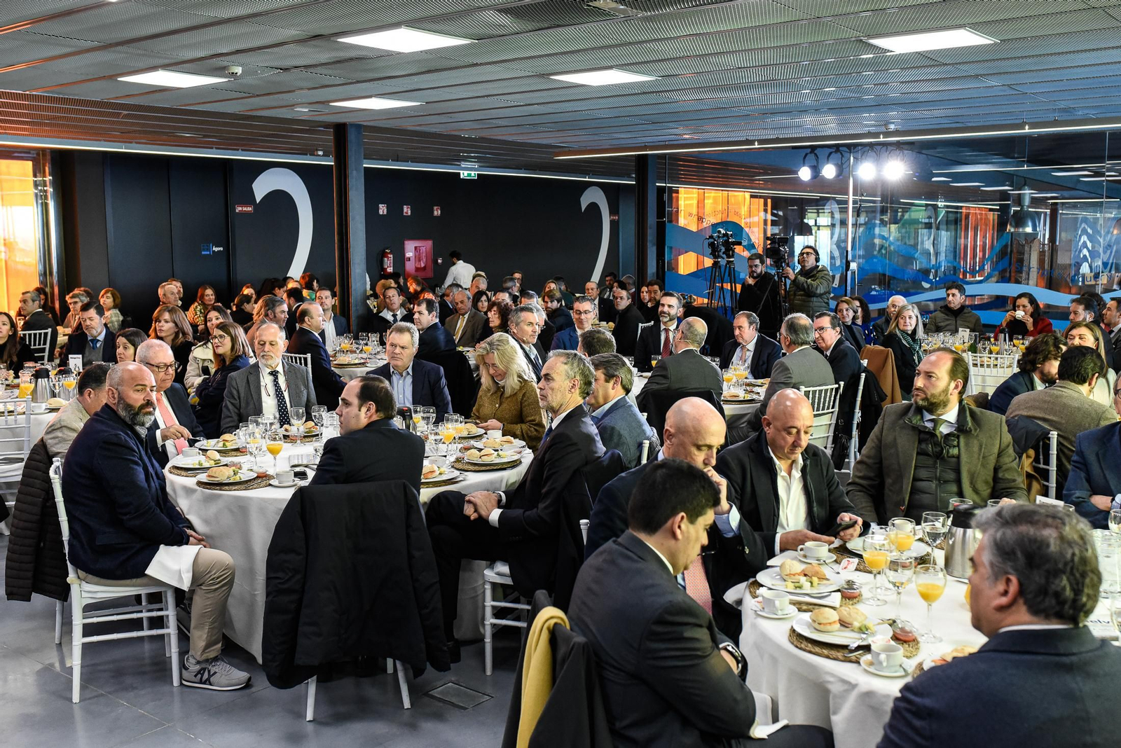 Imágenes de los asistentes al Desayuno Coloquio "Economía azul, claves para el desarrollo sostenible" organizado por el Grupo Joly