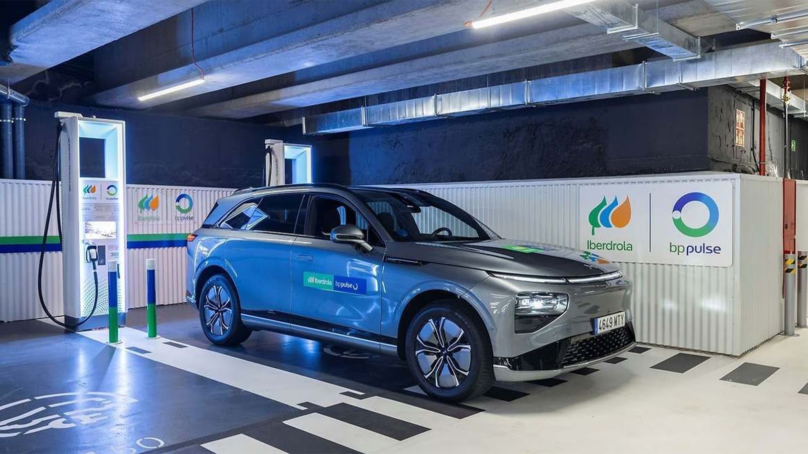 Interior de la estación de carga ultrarrápida más grande de Madrid, en Nuevos Ministerios.
