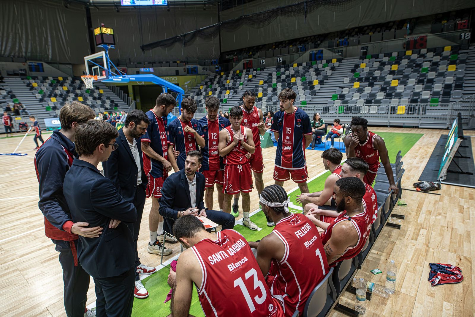 Berni Castillo, da indicaciones en un tiempo muerto.