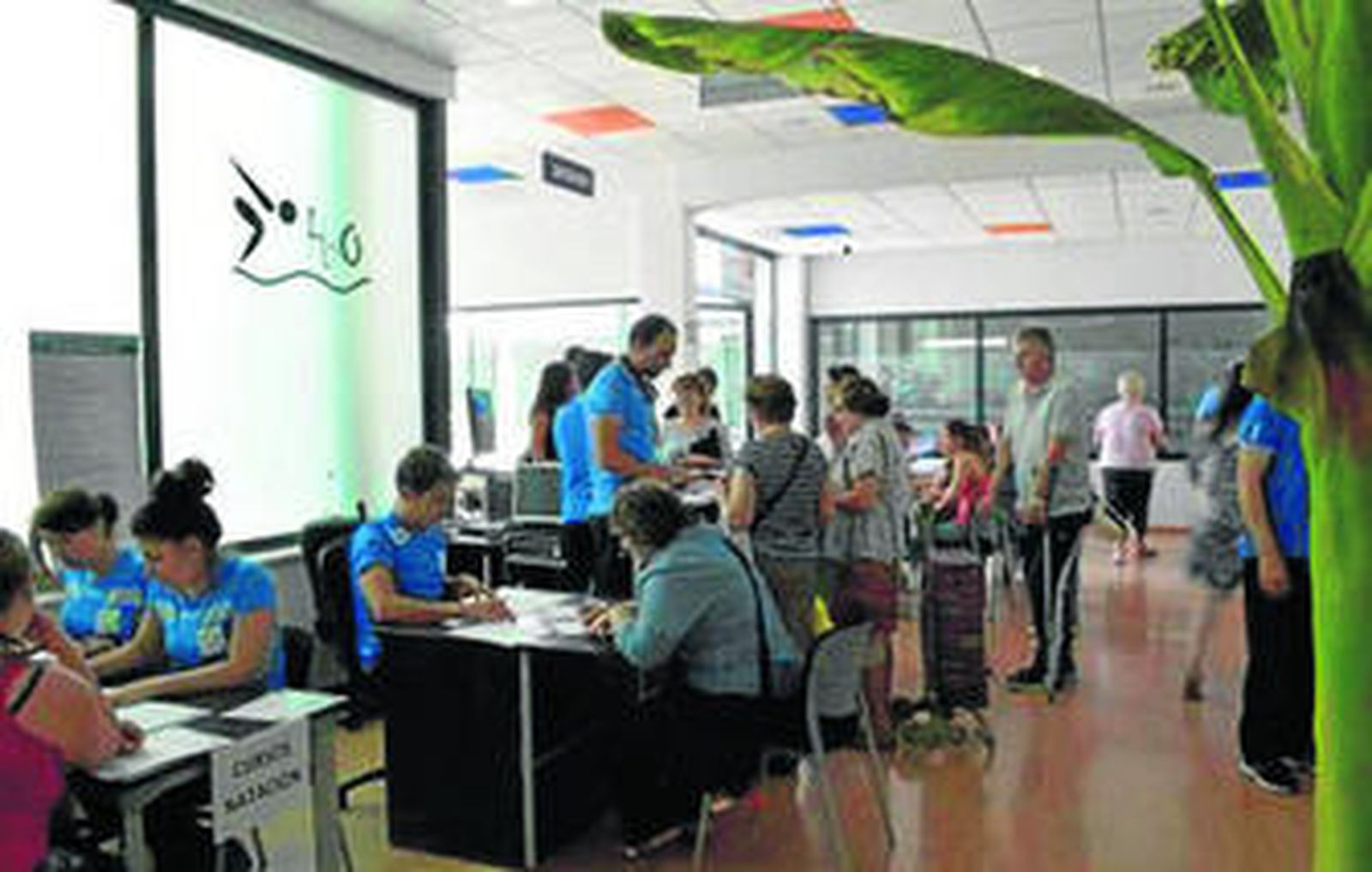 El Ayuntamiento ha establecido precios asequibles lo que ha provocado la alta afluencia de vecinos en las oficinas.