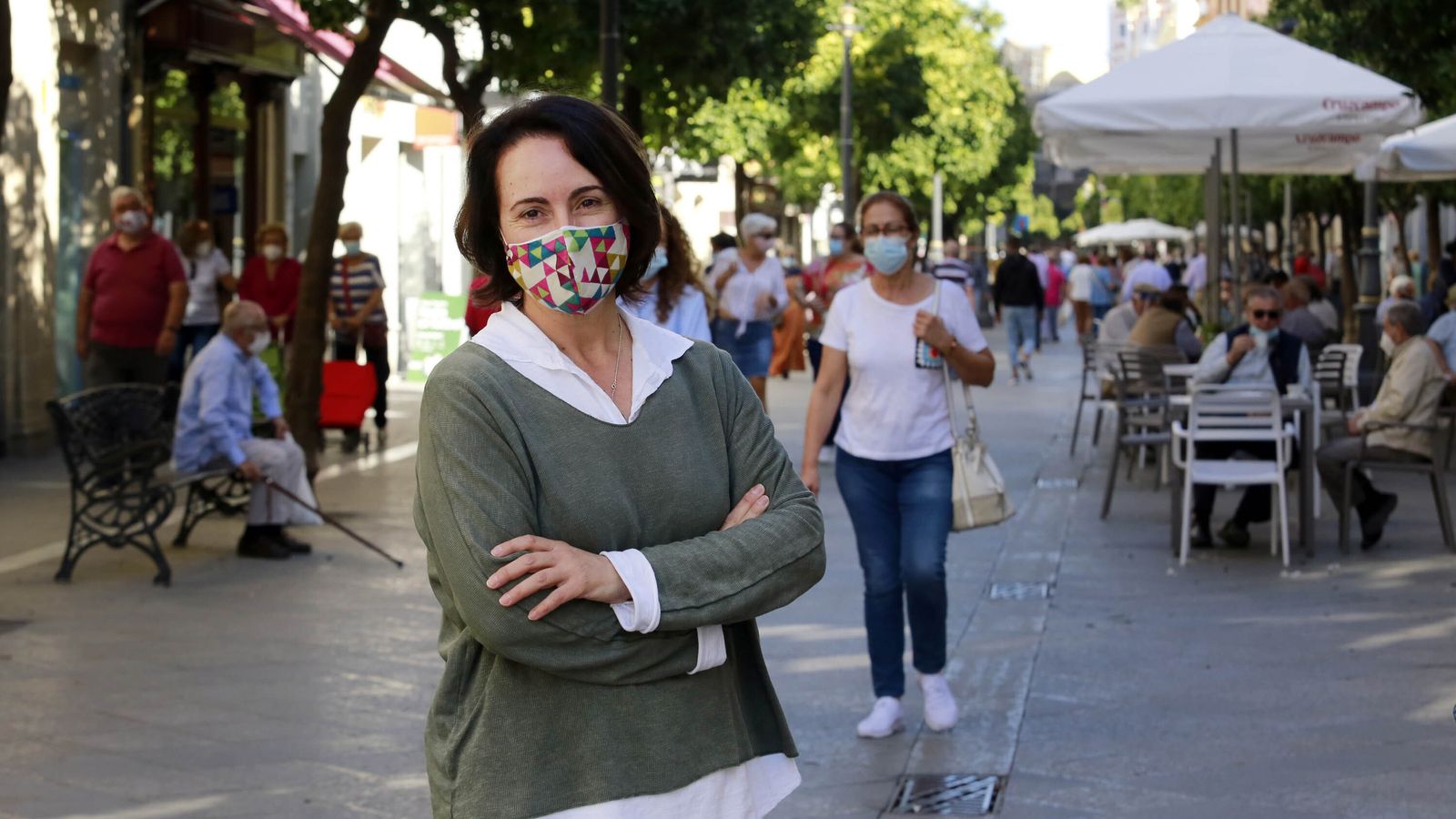 Nela García, presidenta de Acoje, en la calle Larga.
