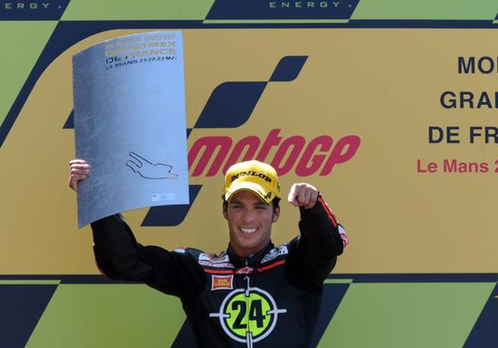 Toni Elías levanta el trofeo de campeon del Gran Premio de Francia en Moto 2. / AFP