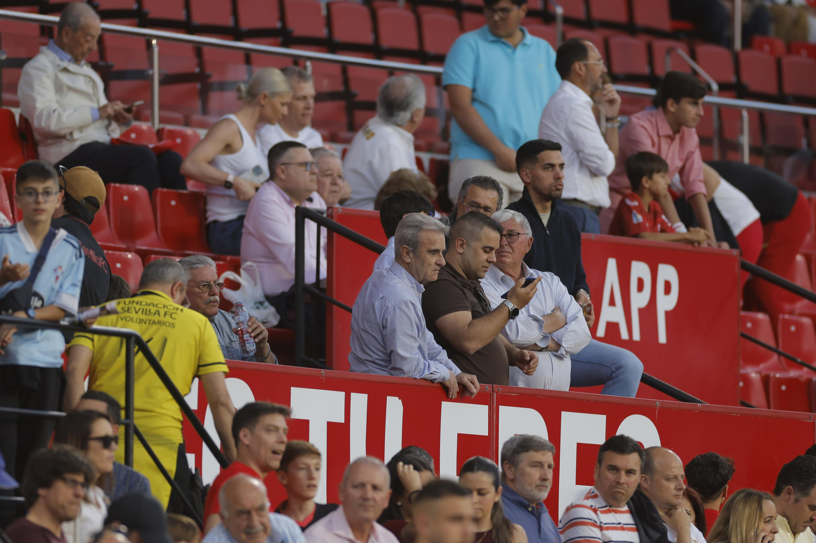 Búscate en las fotos del Sevilla-Celta