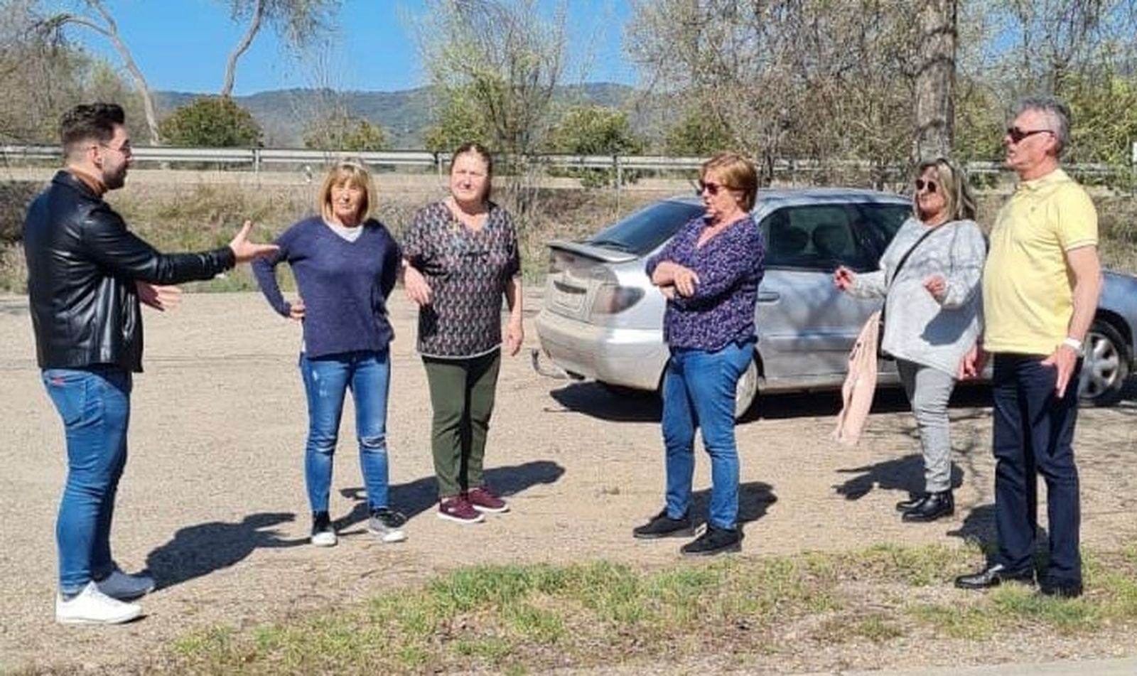 El secretario de Organización de IU con vecinos de Villarrubia.