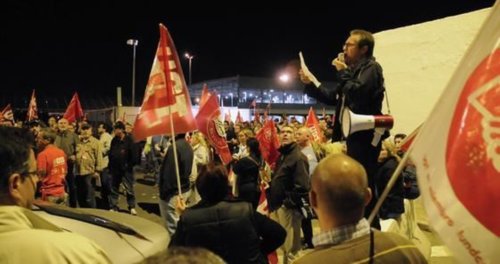 Piquetes informativos de UGT y CCOO gritan a los conductores de autobuses urbanos de Sevilla que salen de las cocheras de Tussam. 

Foto: Juan Carlos Vázquez