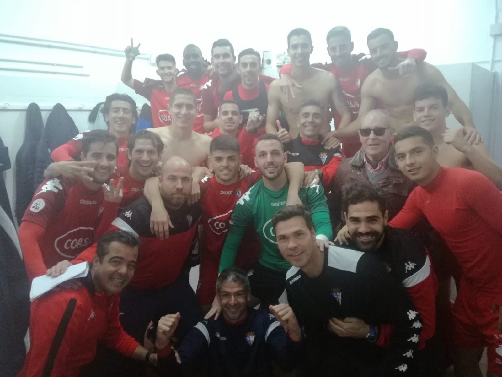 Los jugadores del equipo isleño posan al final del partido en el vestuario para celebrar el triunfo.