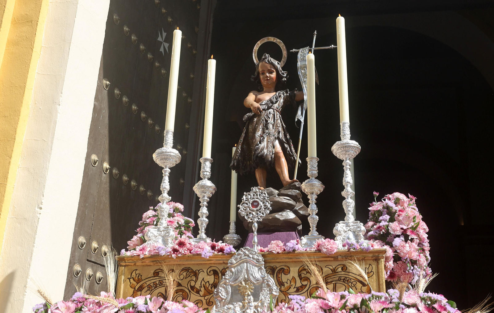 Salida de la procesión eucarística extraordinaria de la Amargura