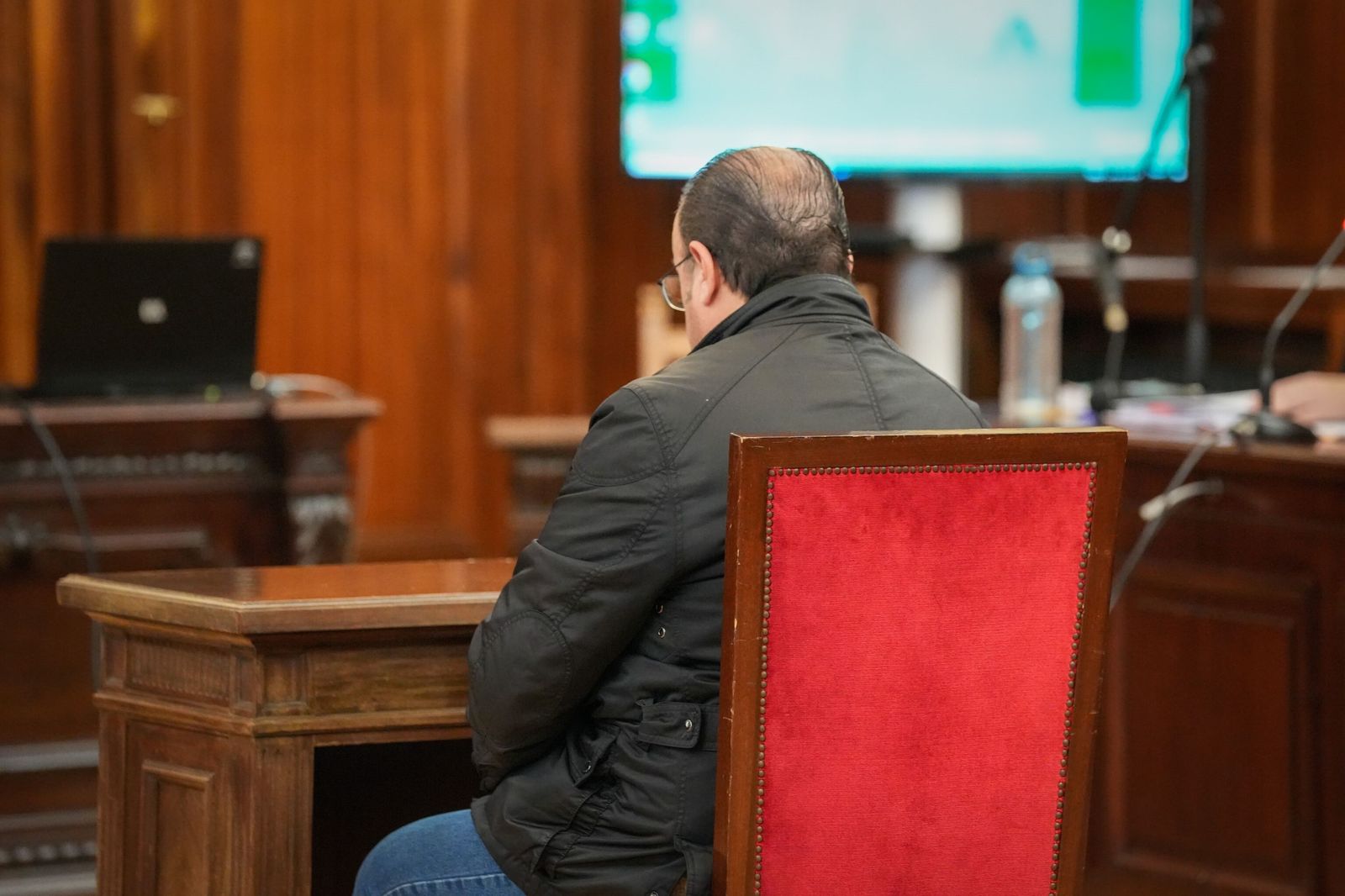 José Francisco P.R., este lunes en la Audiencia de Sevilla antes del inicio del juicio.