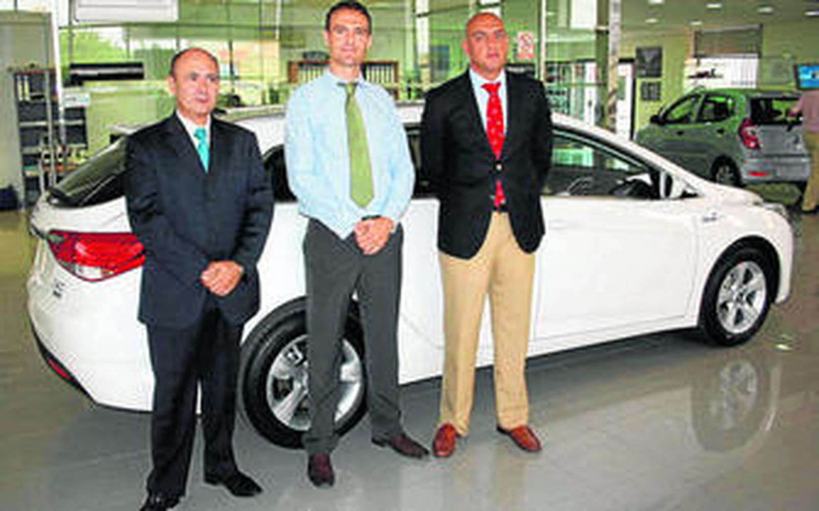 Juan Lázaro, responsable de flotas del Grupo Suárez Automoción; Mauricio Suárez, responsable de márketing del Grupo Suárez Automoción, y Antonio Martín, Gerente de Onumotor, junto al Hyundai i40 que se presentaba.