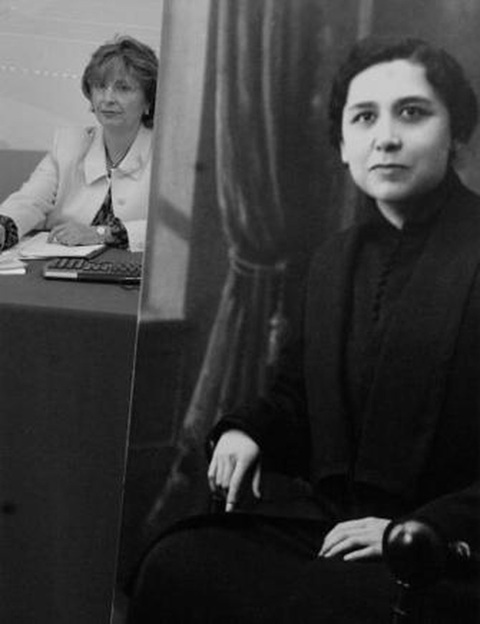 Carmen Azaustre, junto a una imagen de la homenajeada.