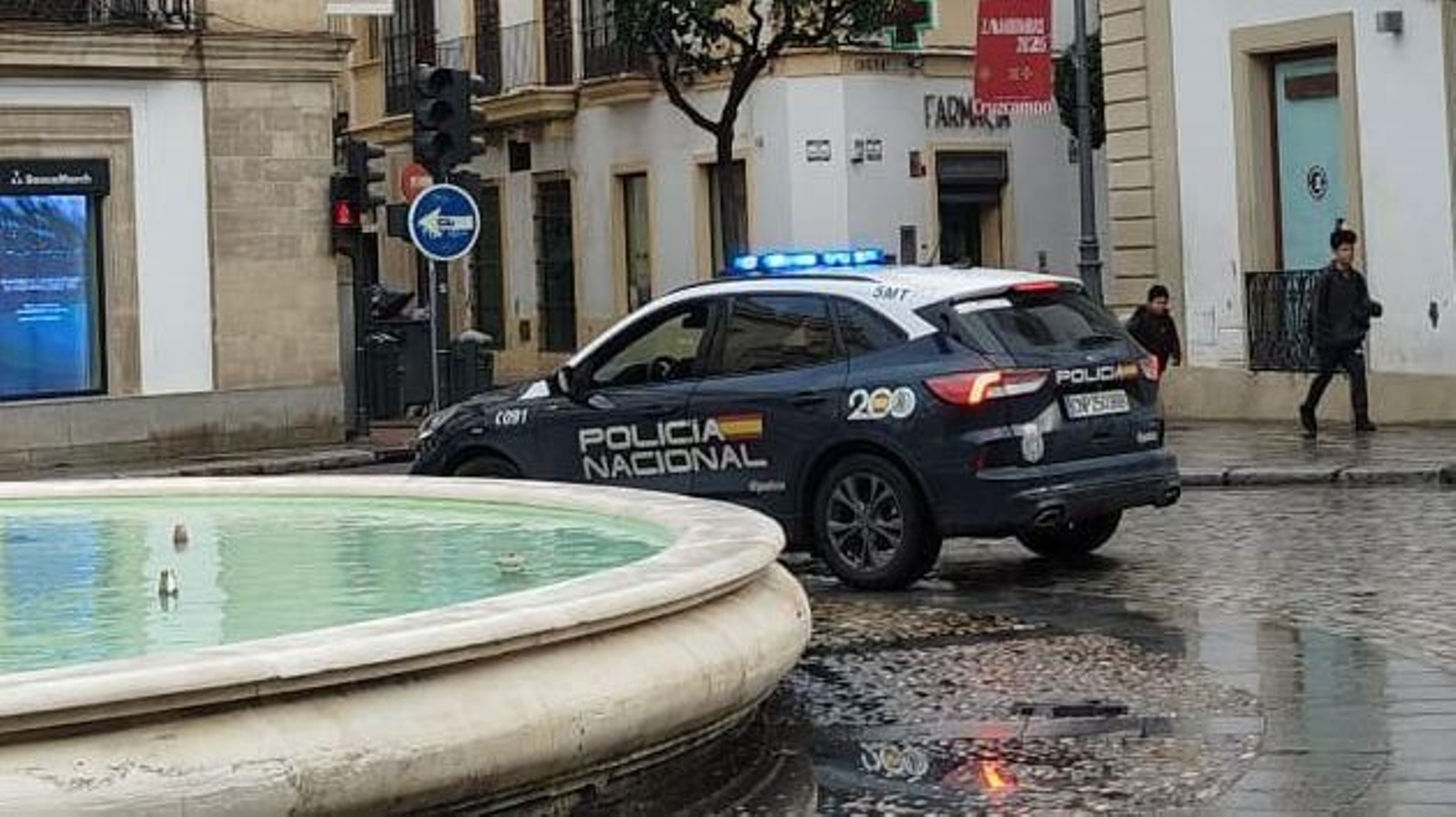 Un vehículo de Policía Nacional circula por el centro de Jerez.