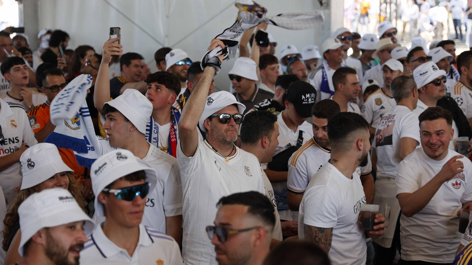 Acicionados del ral Madrid en la fan zone