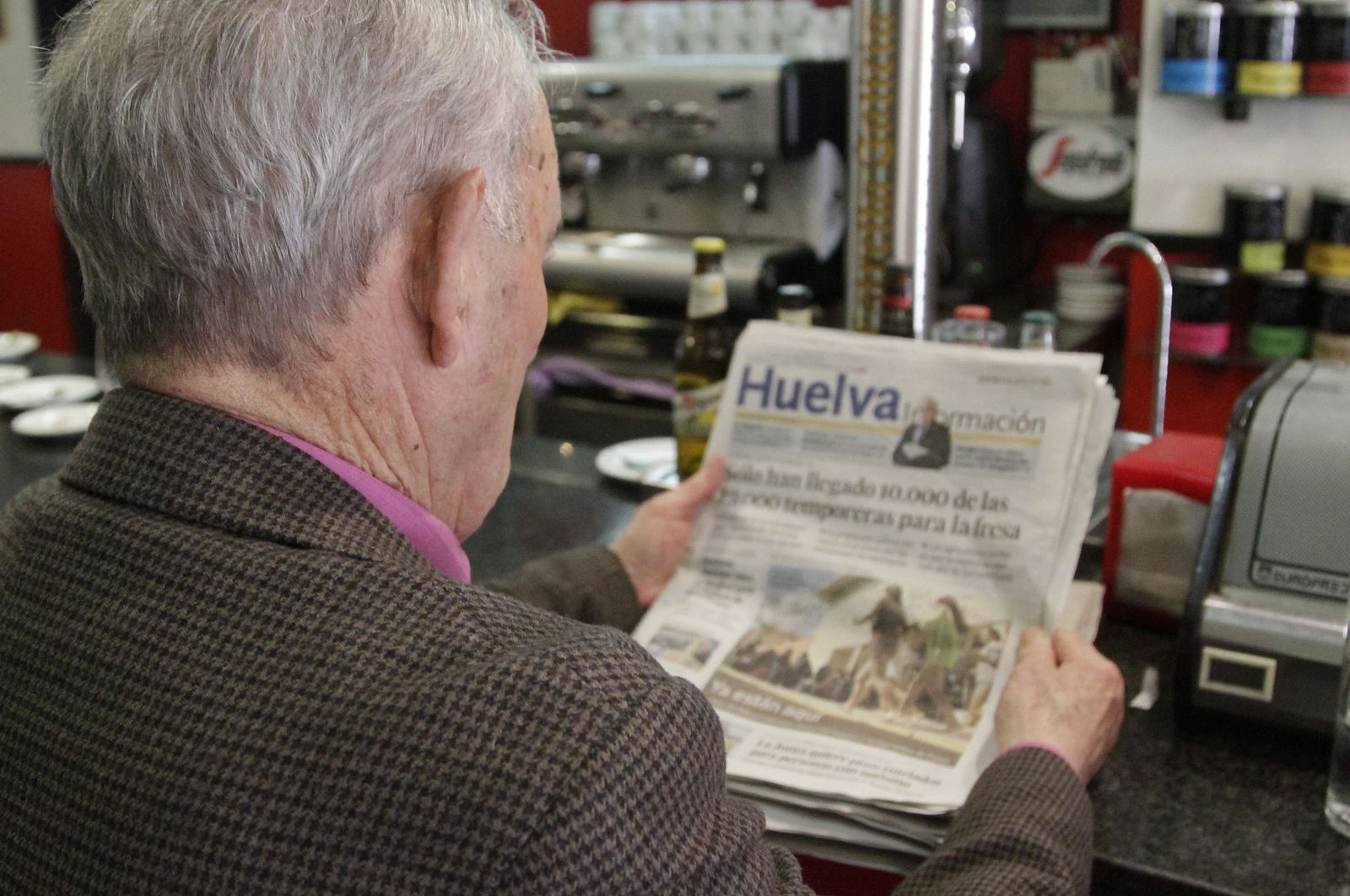 La lestura de Huelva Información es uno de los primeros 'deberes' de la mañana.