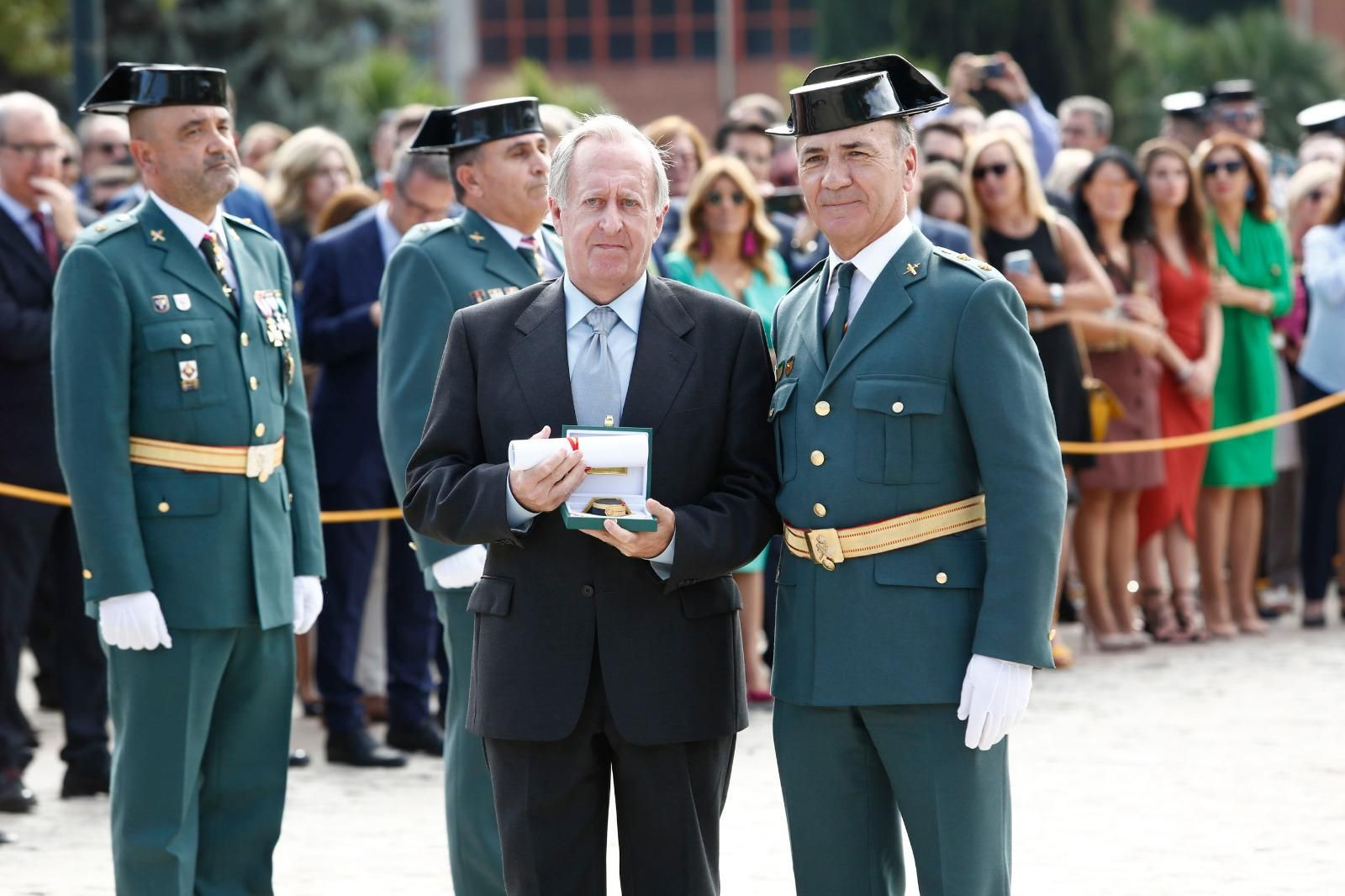 Miguel Ángel González Reina (a la derecha) en el desfile del Día de la patrona de la Guardia Civil de 2019