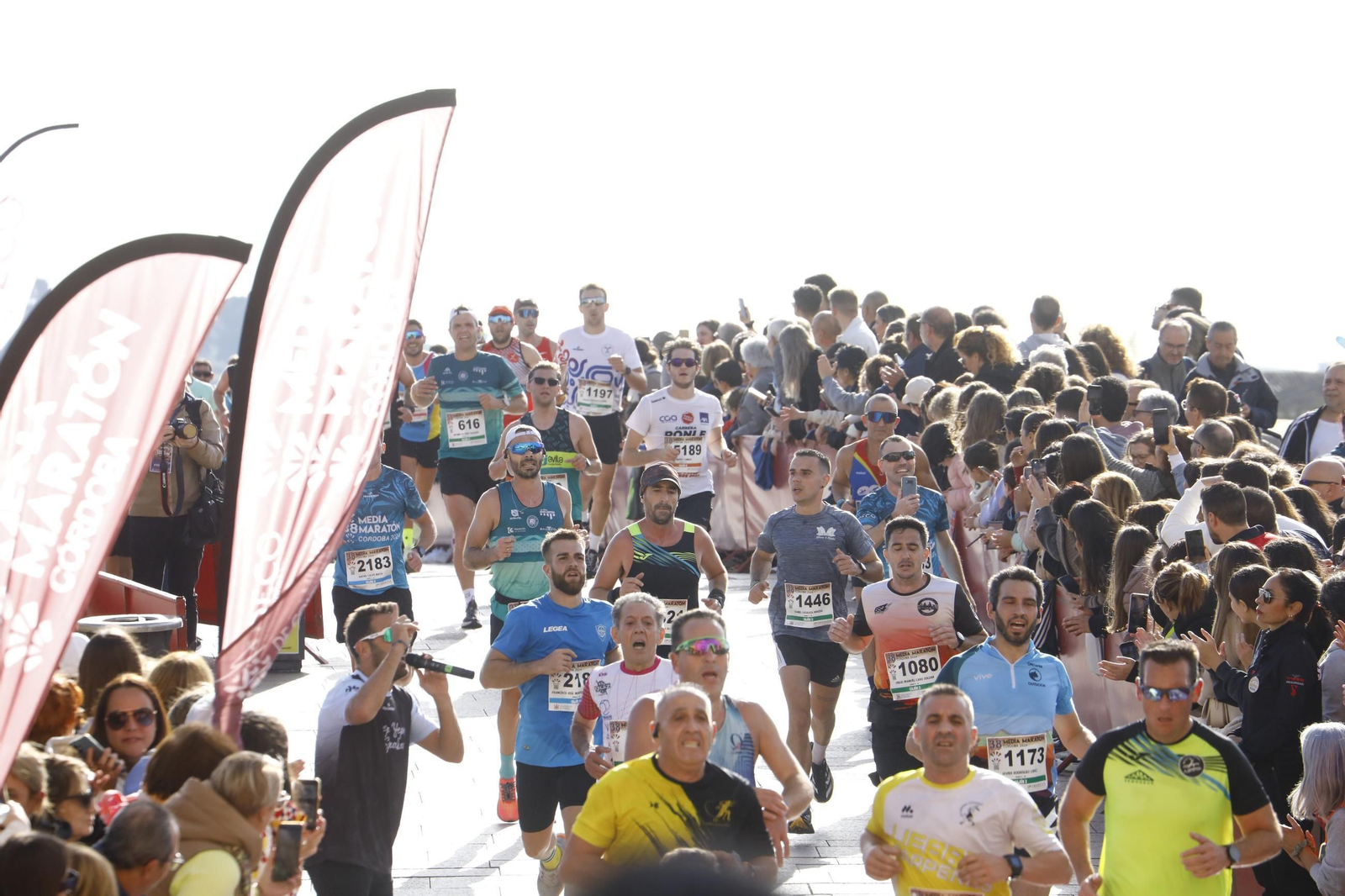 La gloria de cruzar la Puerta del Puente: las fotos de la línea de meta de la Media Maratón de Córdoba 2024