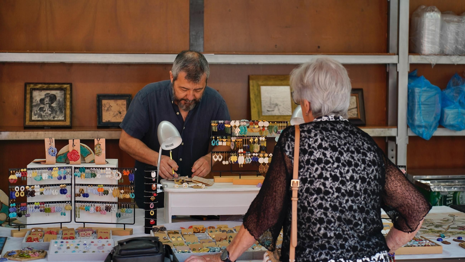 Muchas personas se reunen en la Plaza Alta, bailando y comiendo paella junto a la Feria de los Parques Naturales de Cádiz