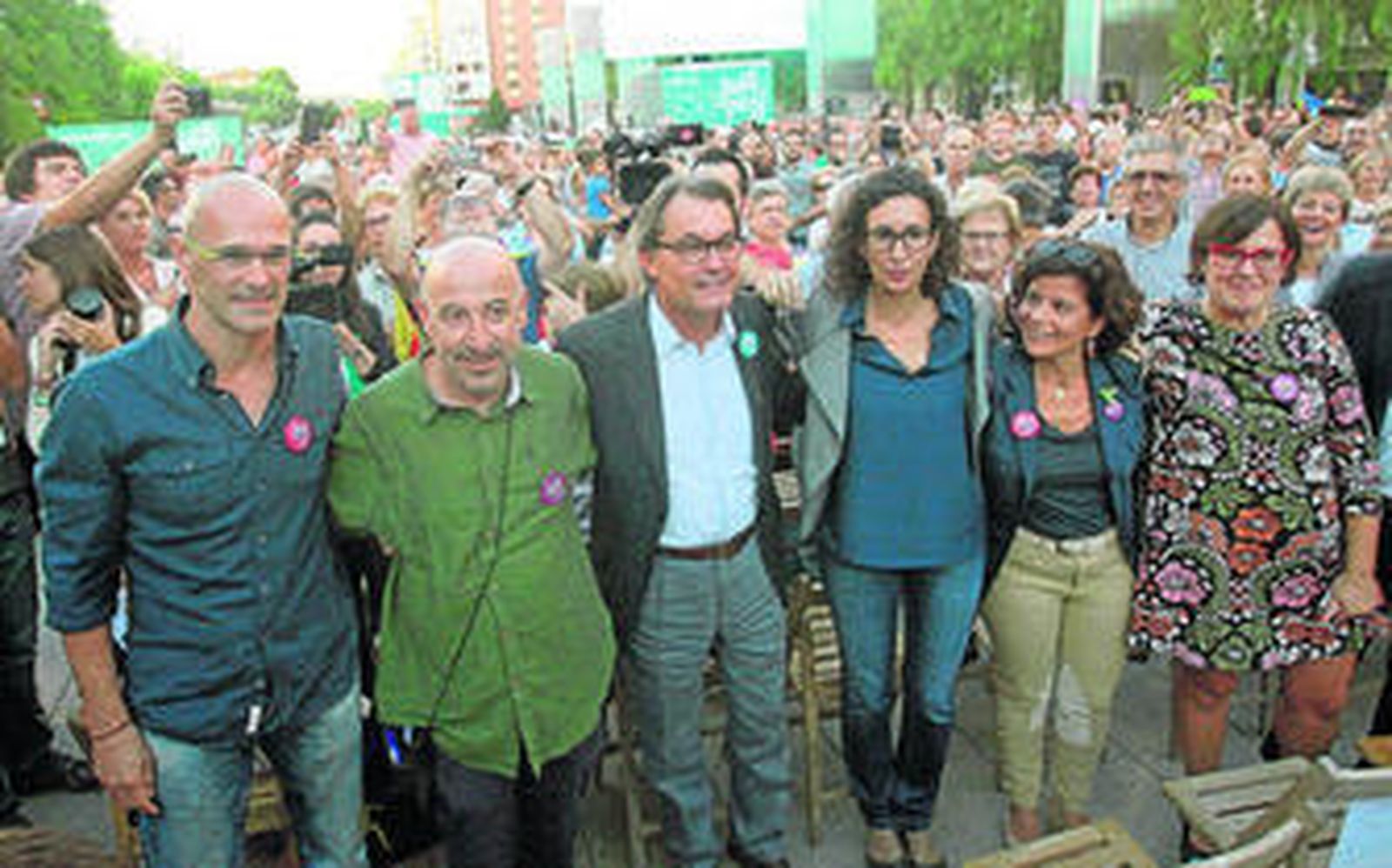 Artur Mas, en el centro, ayer junto a los otros miembros de la candidatura de Junts pel Sí antes de un mitin en Reus.