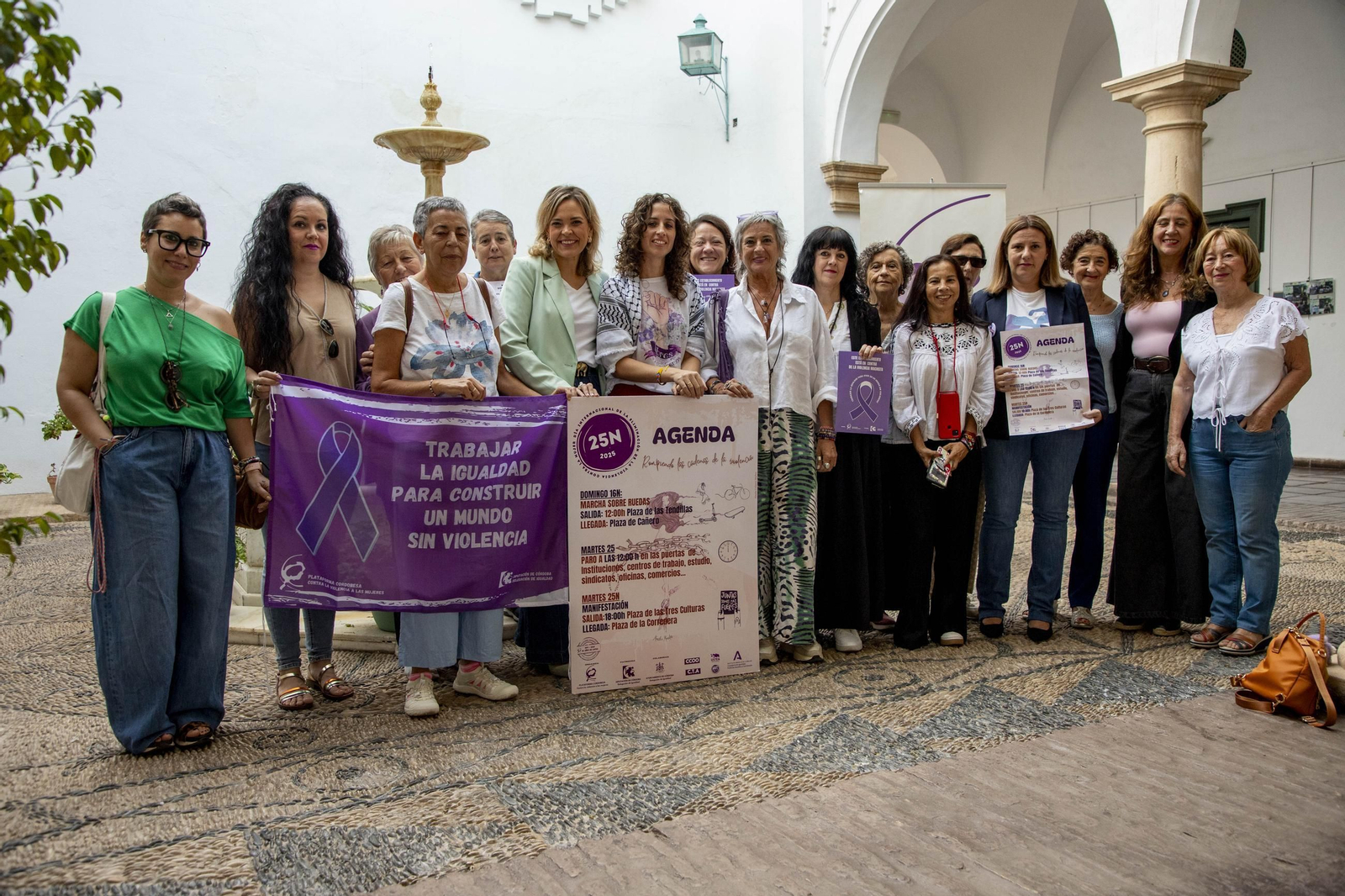 Auxiliadora Moreno y Elena Vega, con mujeres de la plataforma. Auxiliadora Moreno y Elena Vega, con mujeres de la plataforma.