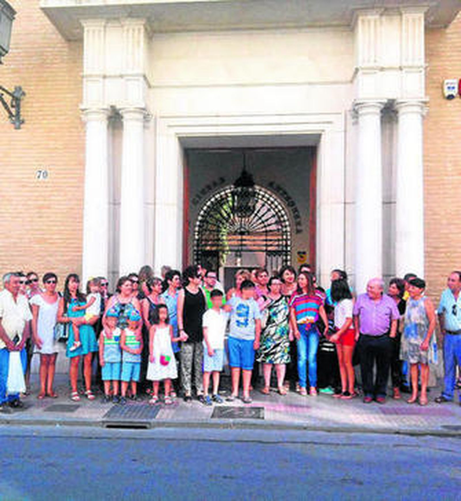 Padres congregados en una protesta anterior.