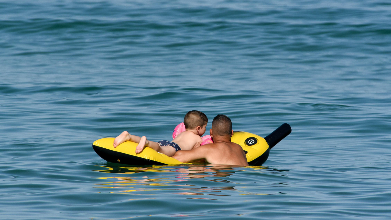 Fotos de la tarde en la playa del El Rinconcillo en plena ola de calor