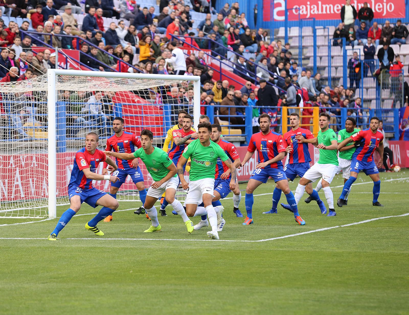 En Almendralejo, con la colaboración del colegiado Pulido Santana, el Almería se dejó buena parte de sus opciones de luchar por subir a Primera.
