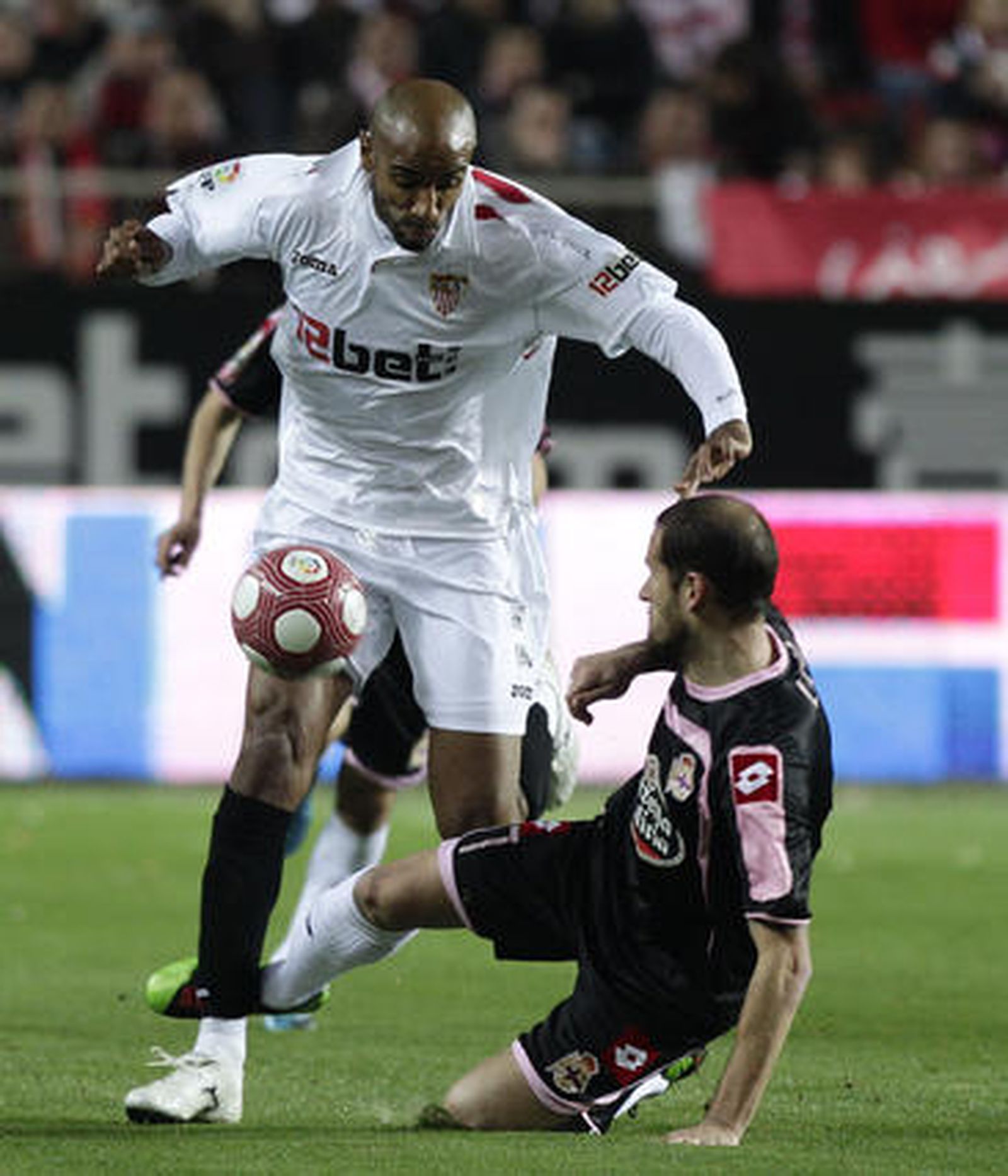 El Sevilla deja escapar otros dos puntos en su casa ante el Dépor y ya acumula 16 puntos perdidos en casa. / Antonio Pizarro