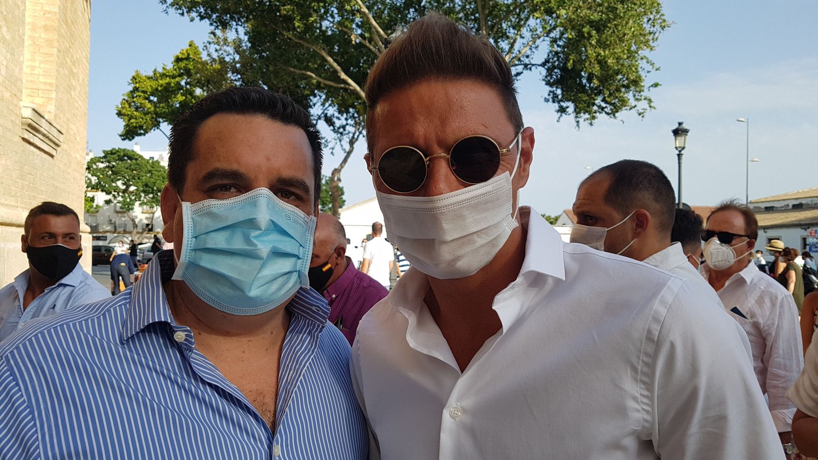 El concejal Curro Martínez, junto al futbolista Joaquín, en la puerta principal de la Plaza de Toros de El Puerto.