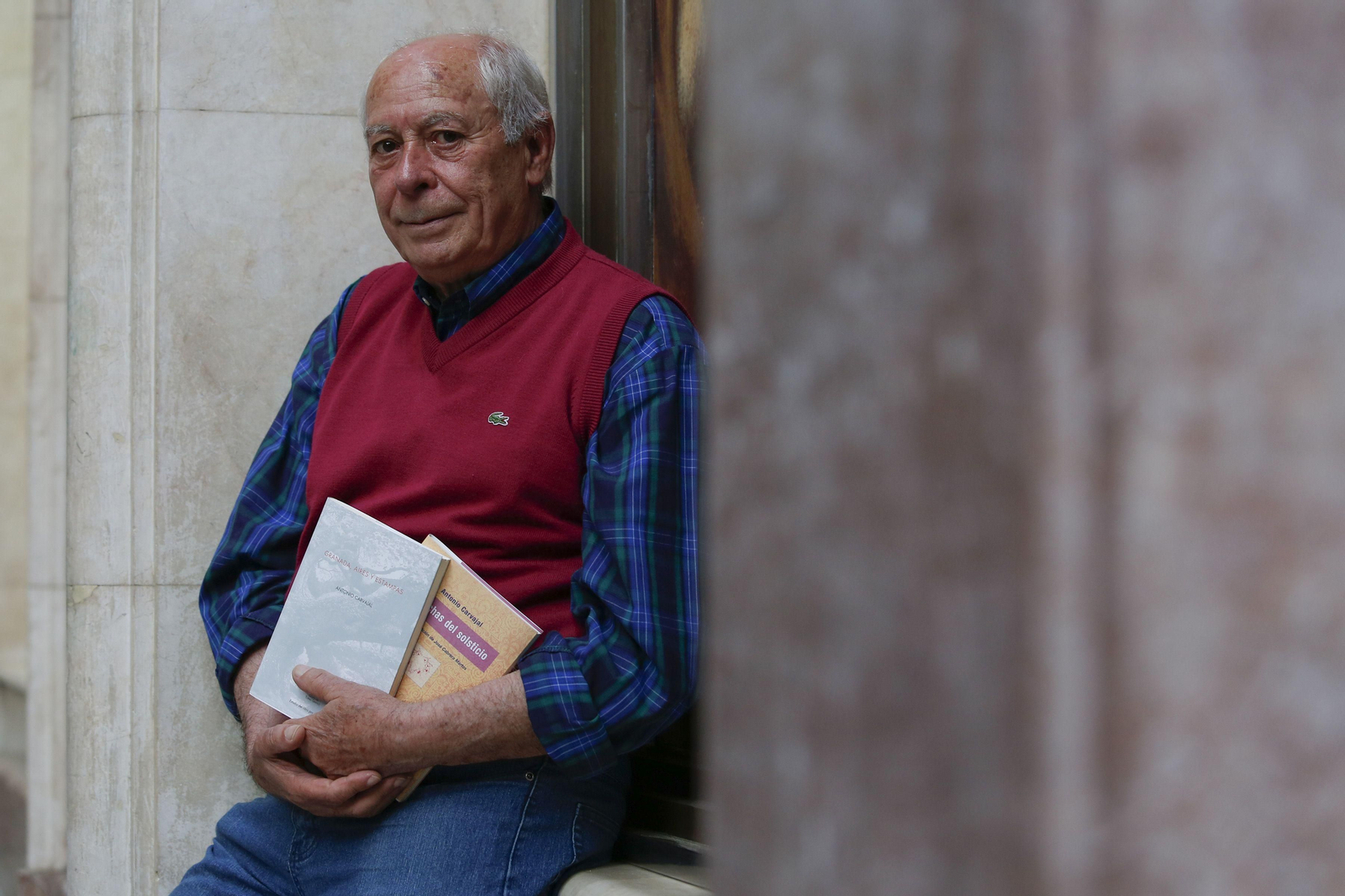 Antonio Carvajal regresa a las librerías con un volumen recopilatorio de dos poemarios.