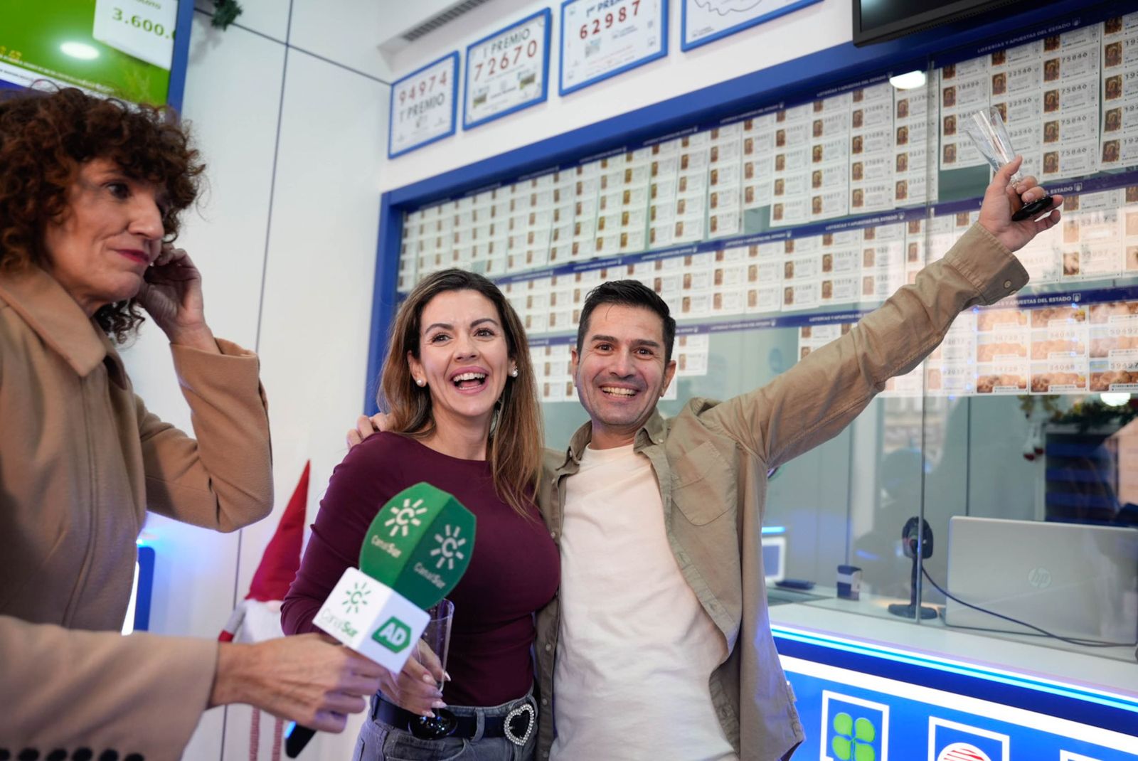 La lluvia de millones de la Lotería de Navidad llega a Roquetas, Las Norias, Las Cabañuelas y a Almería, en fotos