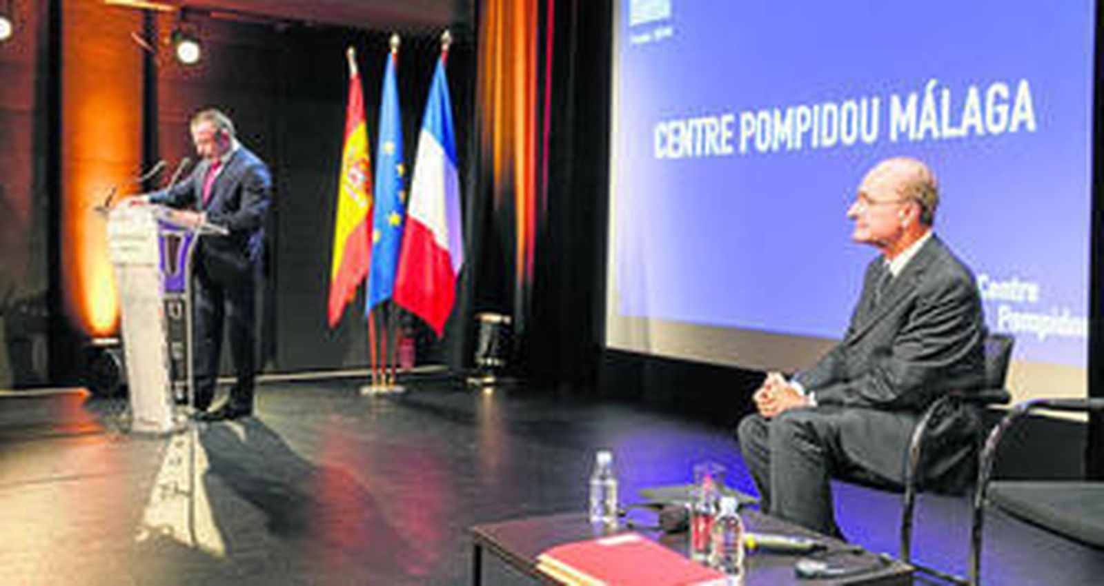 El presidente del Centro Georges Pompidou, Alain Seban, y el alcalde de Málaga, Francisco de la Torre, ayer durante la presentación en París del Pompidou Málaga.