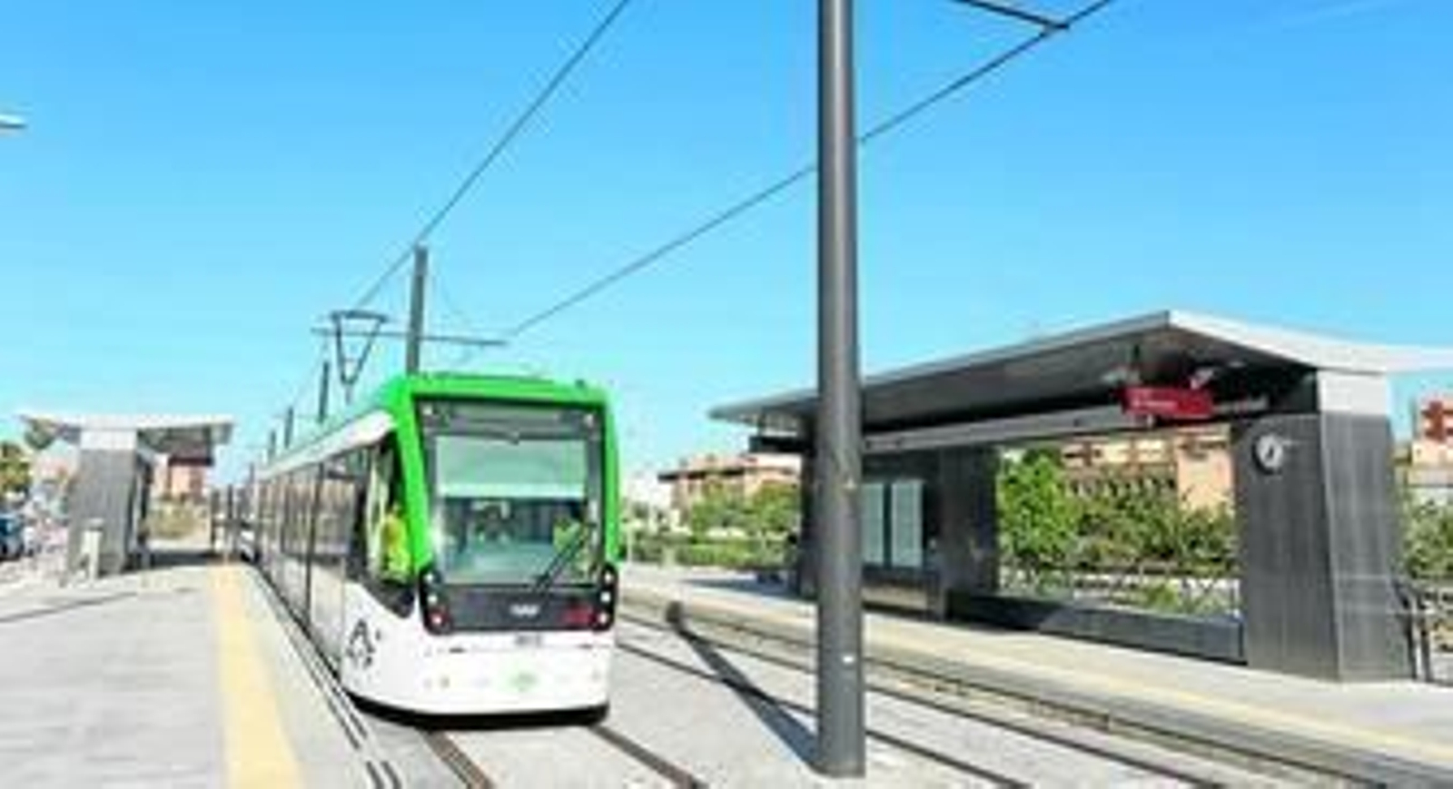 El Metro de Málaga, a su paso por el tramo en superficie del campus de la Universidad. El Metro de Málaga, a su paso por el tramo en superficie del campus de la Universidad.