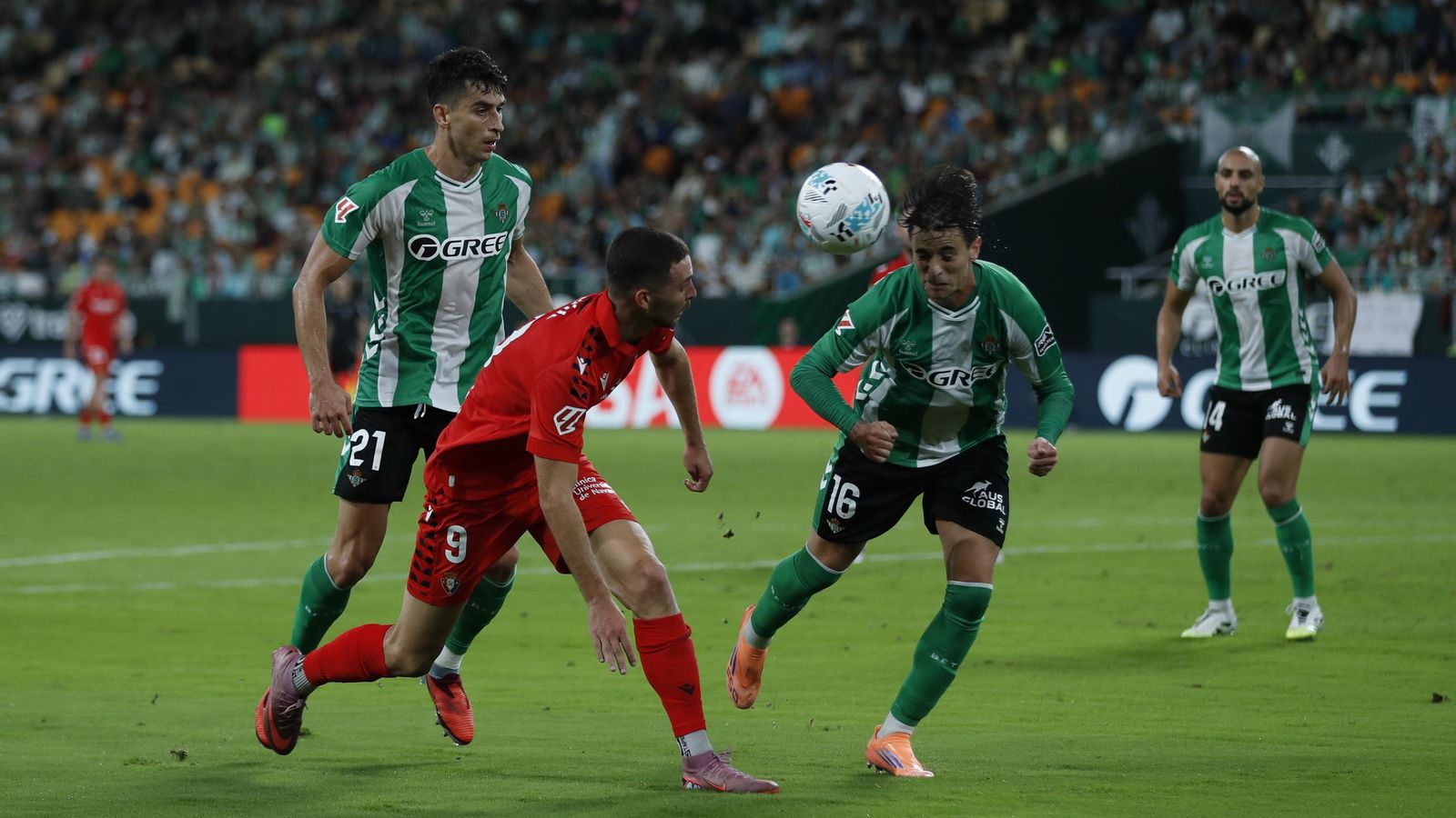 Marc Roca cubre el cruce de Valentín Gómez ante Raúl García de Haro.