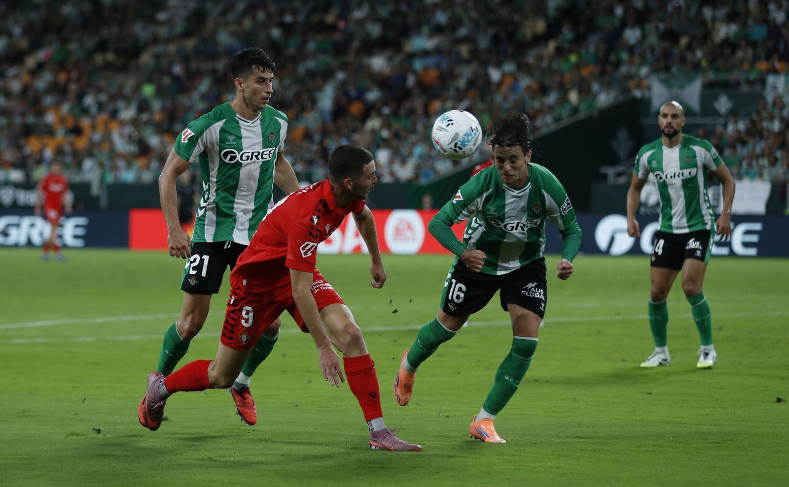 Marc Roca cubre el cruce de Valentín Gómez ante Raúl García de Haro.