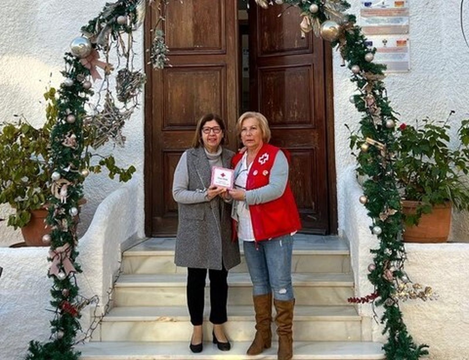 Cruz Roja reconoce con la entrega de una placa la ayuda del Ayuntamiento de Mojácar durante la pandemia